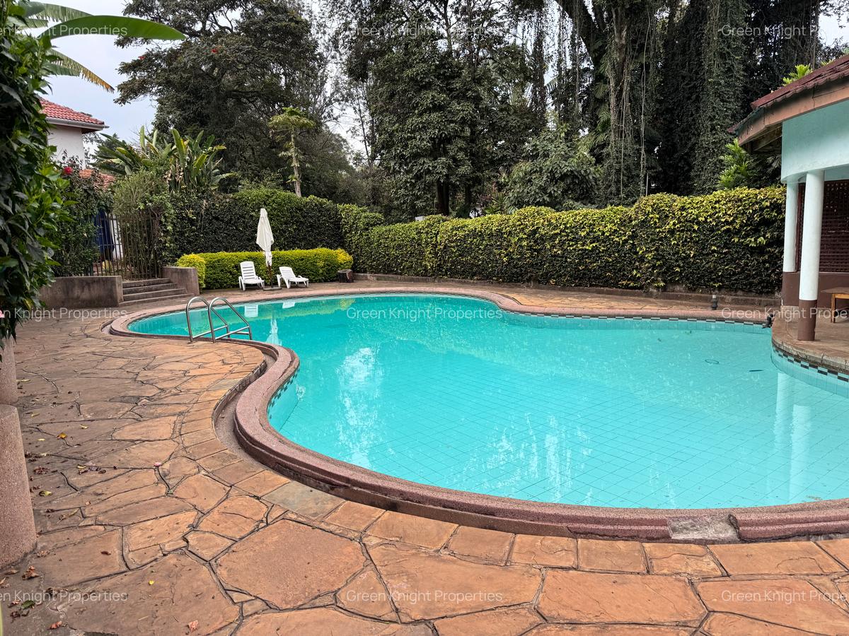 4 Bed House with En Suite in Lavington - 2