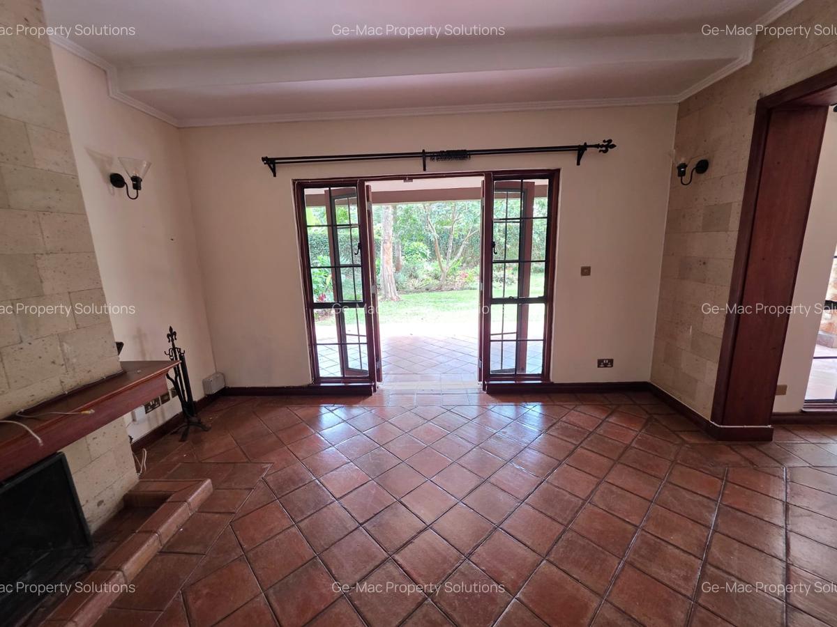 4 Bed House with En Suite in Ridgeways - 11