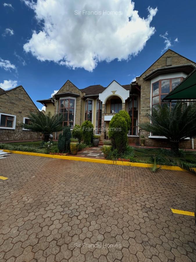 6 Bed House with En Suite in Runda - 1