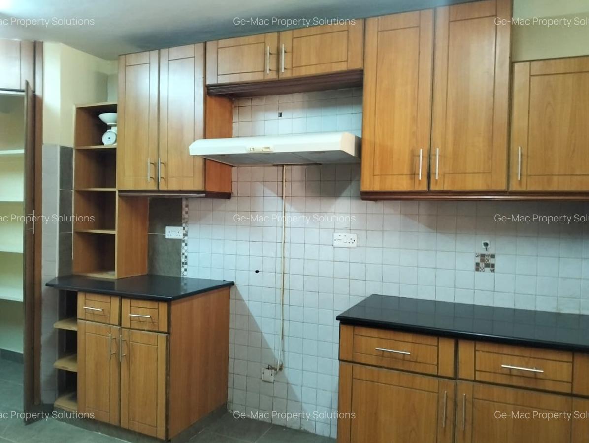 5 Bed House with En Suite in Lavington - 17