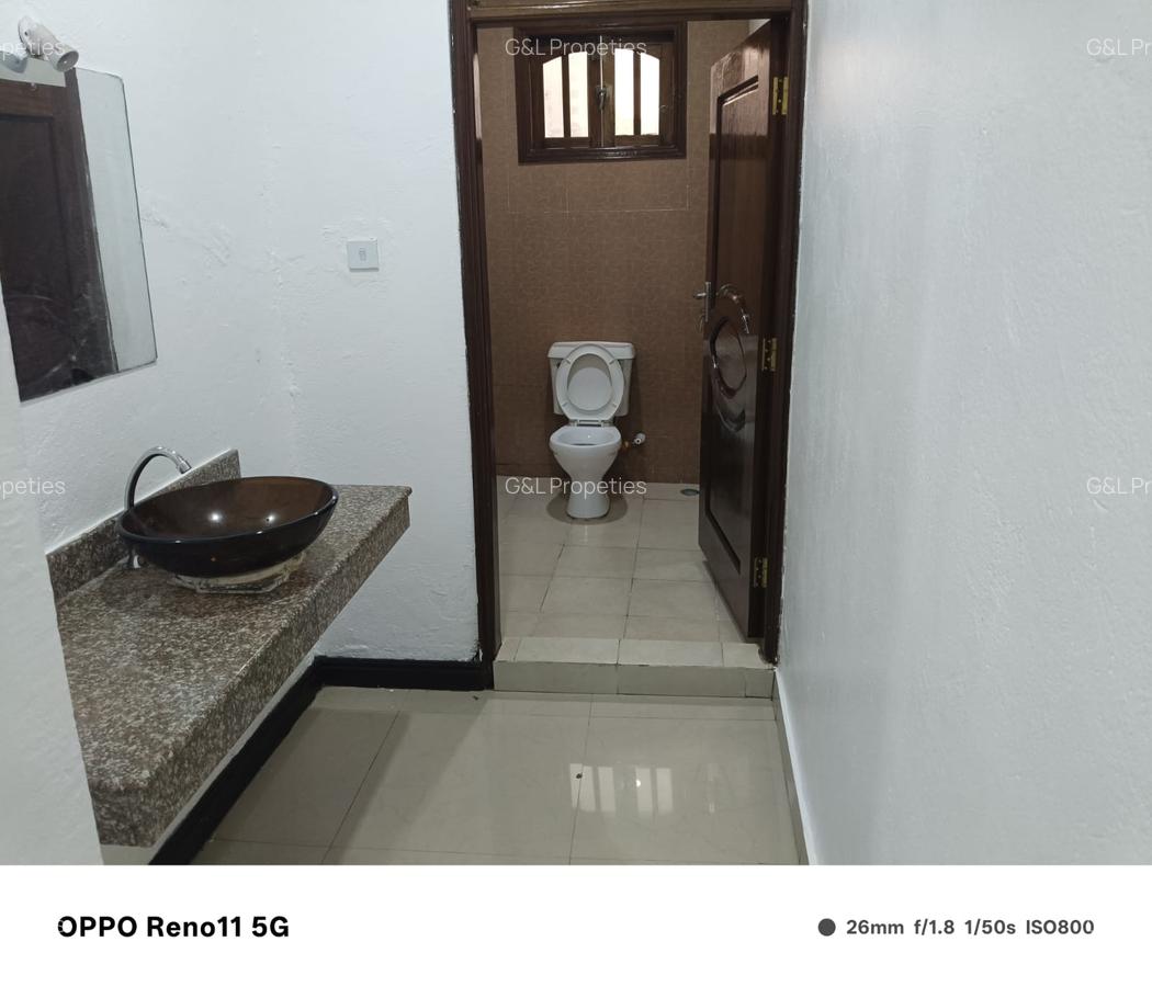 3 Bed Apartment with En Suite at Links Road - 8
