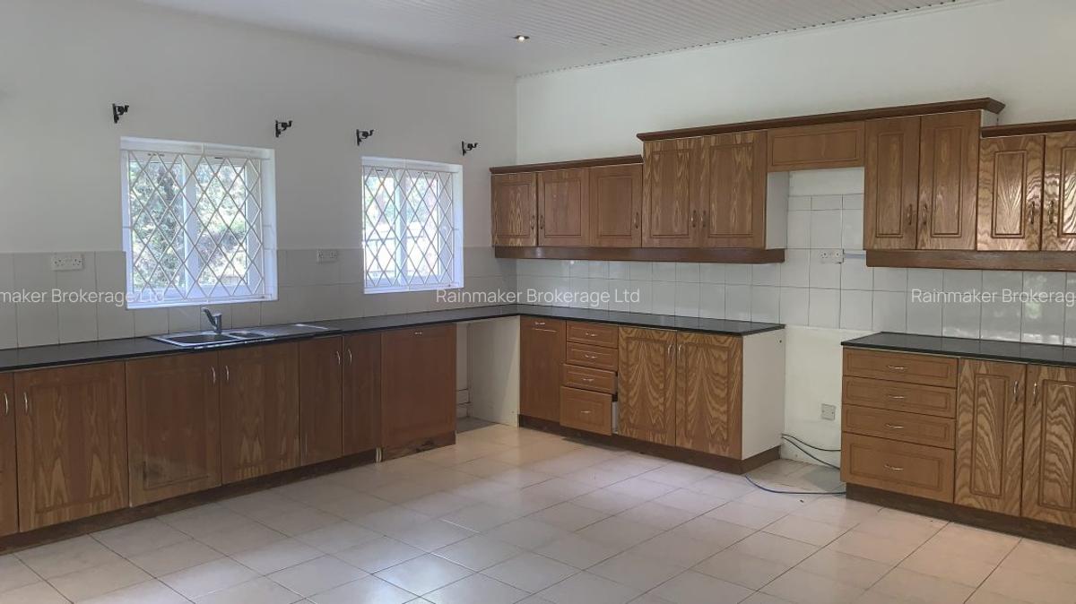 6 Bed House with En Suite in Spring Valley - 9