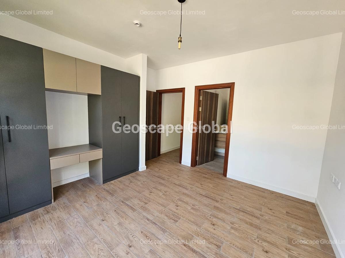 4 Bed Apartment with En Suite in Rosslyn - 3