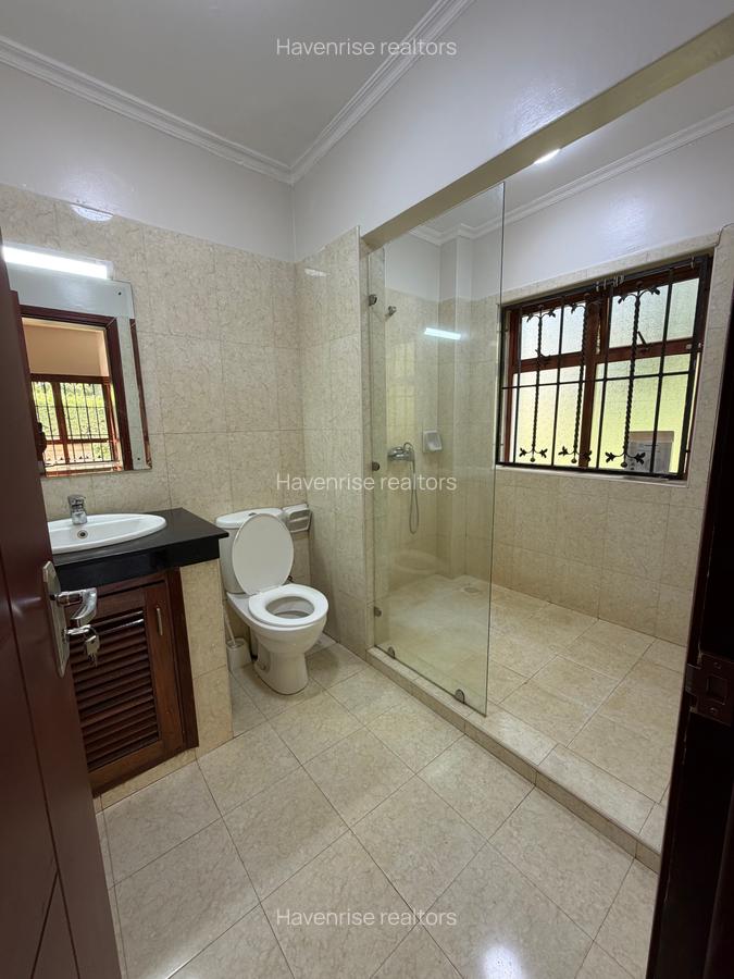 5 Bed Villa with Swimming Pool in Runda - 8