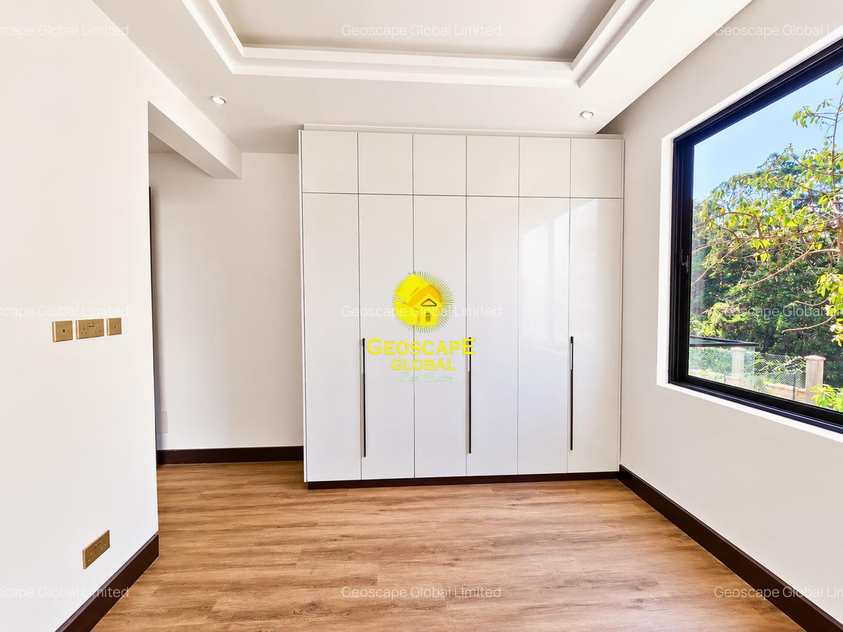 5 Bed Villa with En Suite in Spring Valley - 5