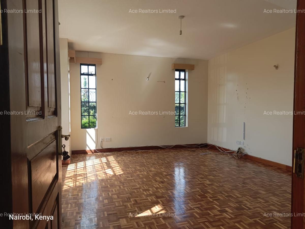 4 Bed Townhouse with En Suite at Near Isk - 17