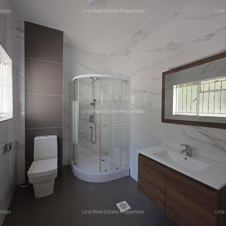 6 Bed House with En Suite in Lavington - 6