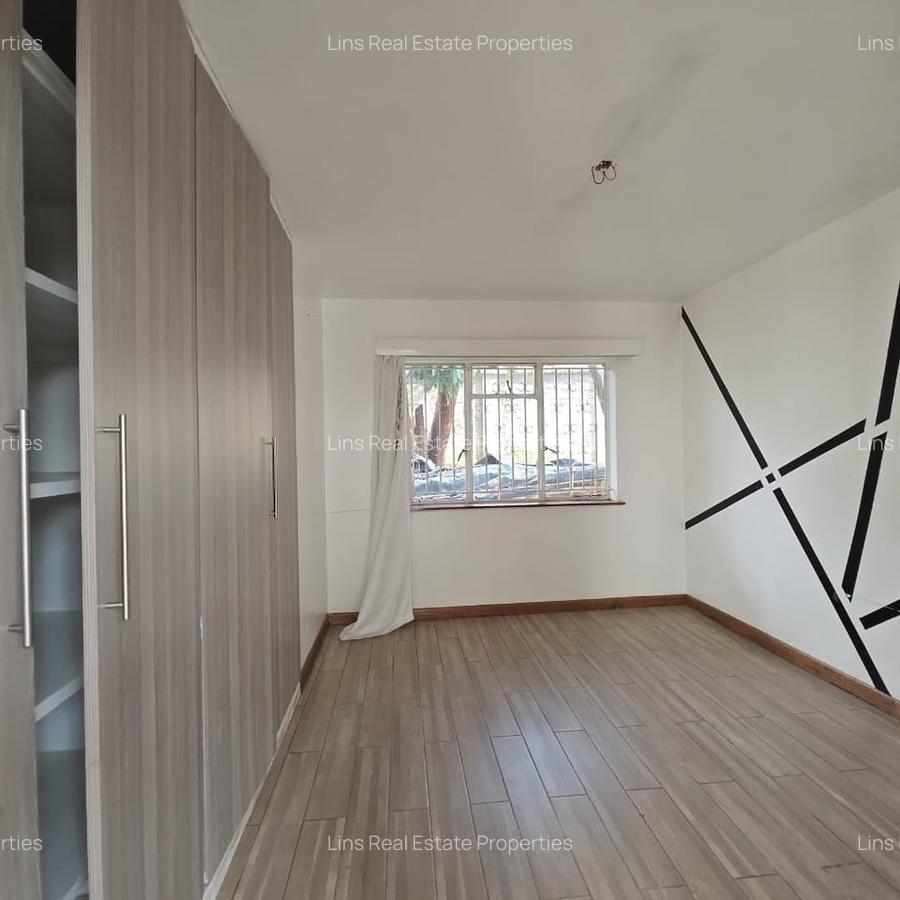 6 Bed House with En Suite in Lavington - 5