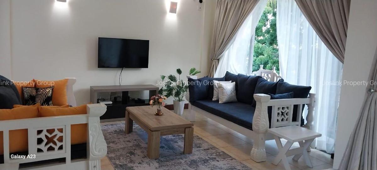Serviced 2 Bed Apartment with En Suite at Greenwood Drive - 7