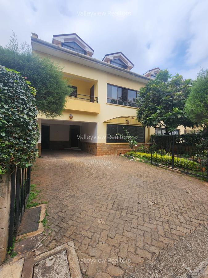 5 Bed Townhouse with En Suite at Lavington - 1