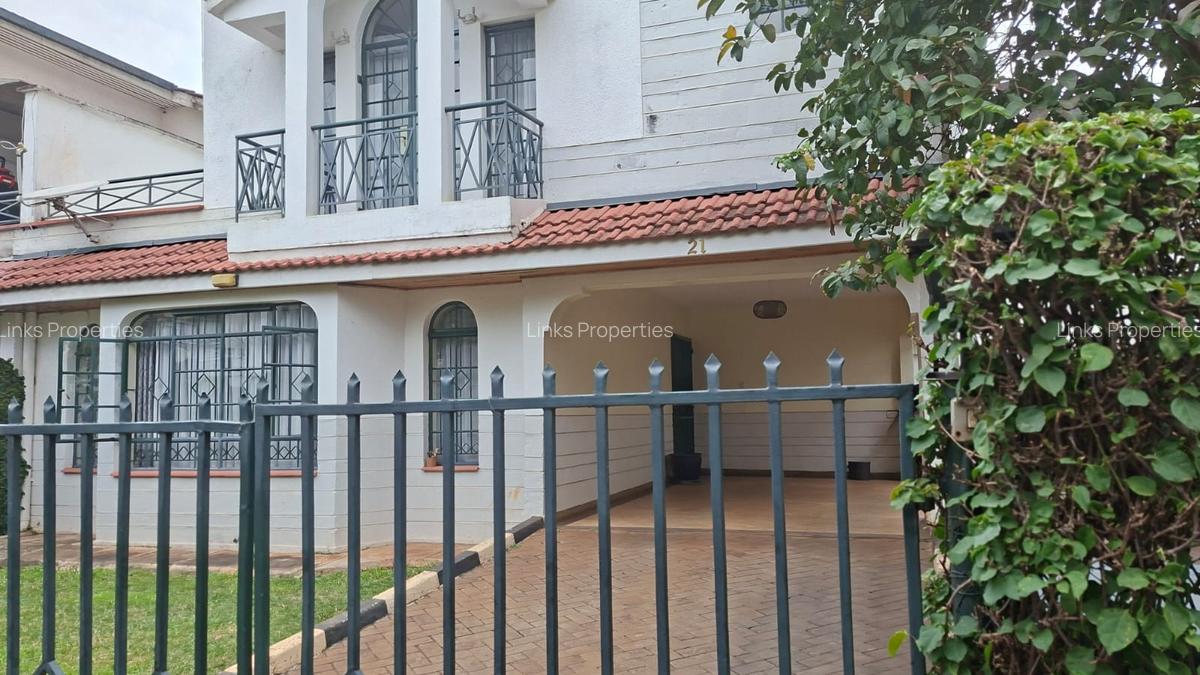 4 Bed Townhouse with En Suite at Lavington - 4