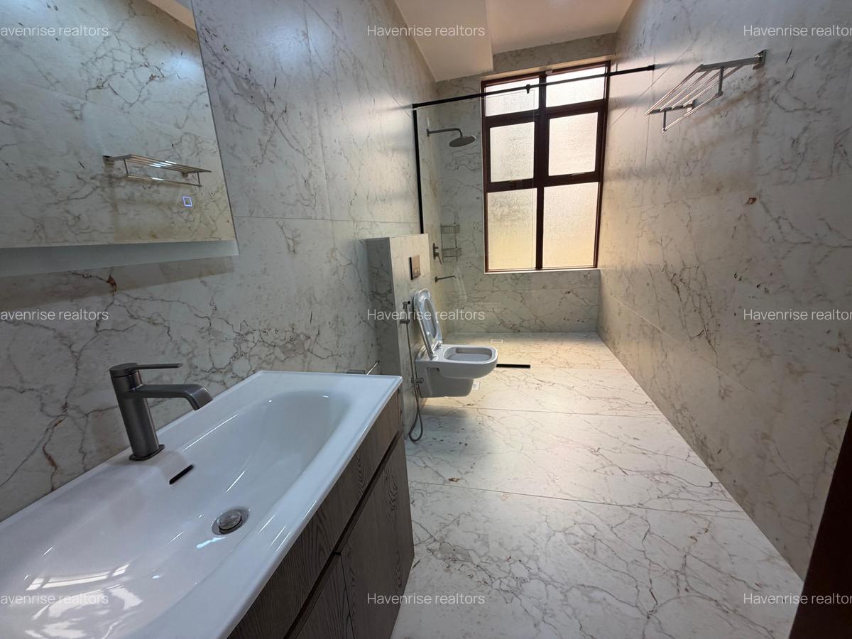5 Bed House with En Suite at Rosslyn - 9