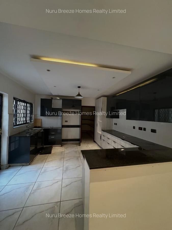 5 Bed Townhouse with En Suite in Lavington - 3