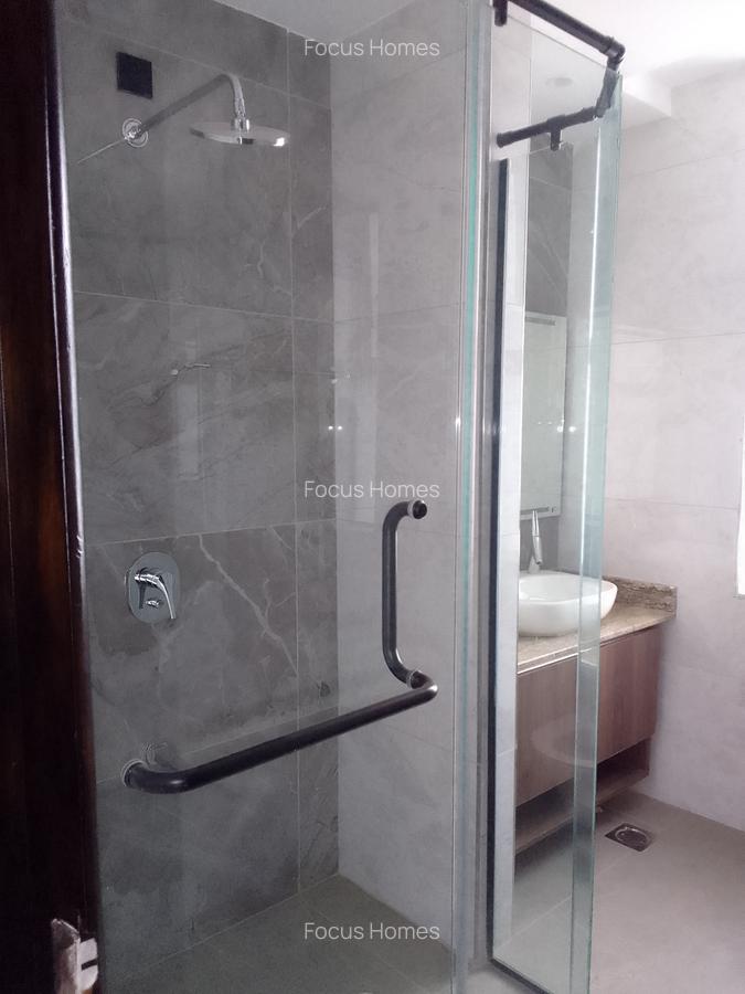 3 Bed Apartment with En Suite in Riverside - 4
