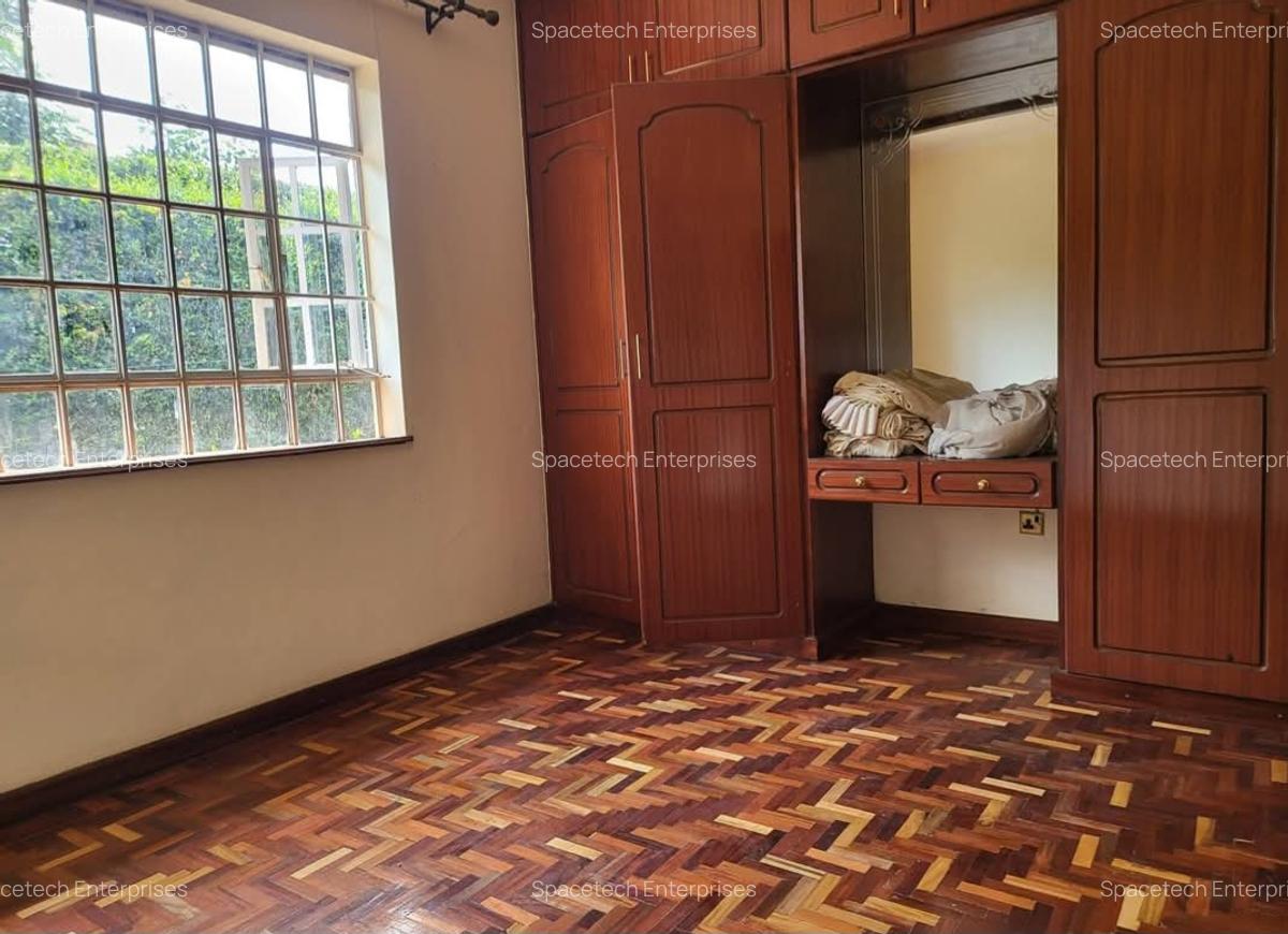 5 Bed House with En Suite in Runda - 16