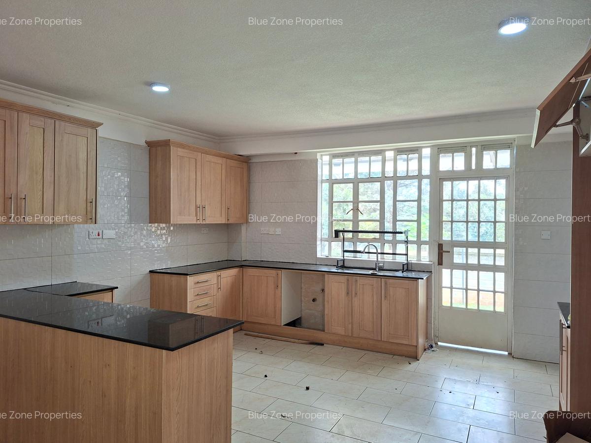 5 Bed Townhouse with En Suite at - 9