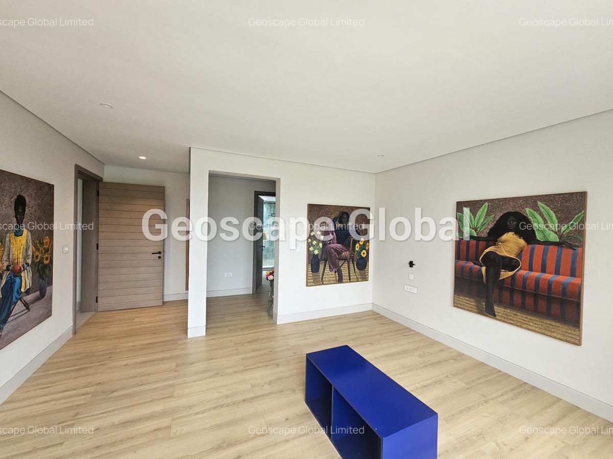 5 Bed Townhouse with En Suite in Brookside - 12
