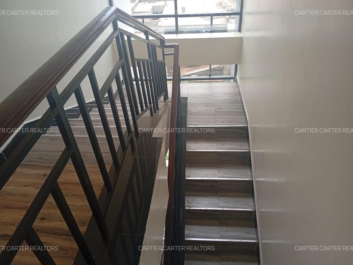 5 Bed House with En Suite in Garden Estate - 3