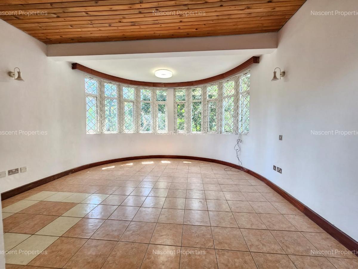 5 Bed House with En Suite in Rosslyn - 4