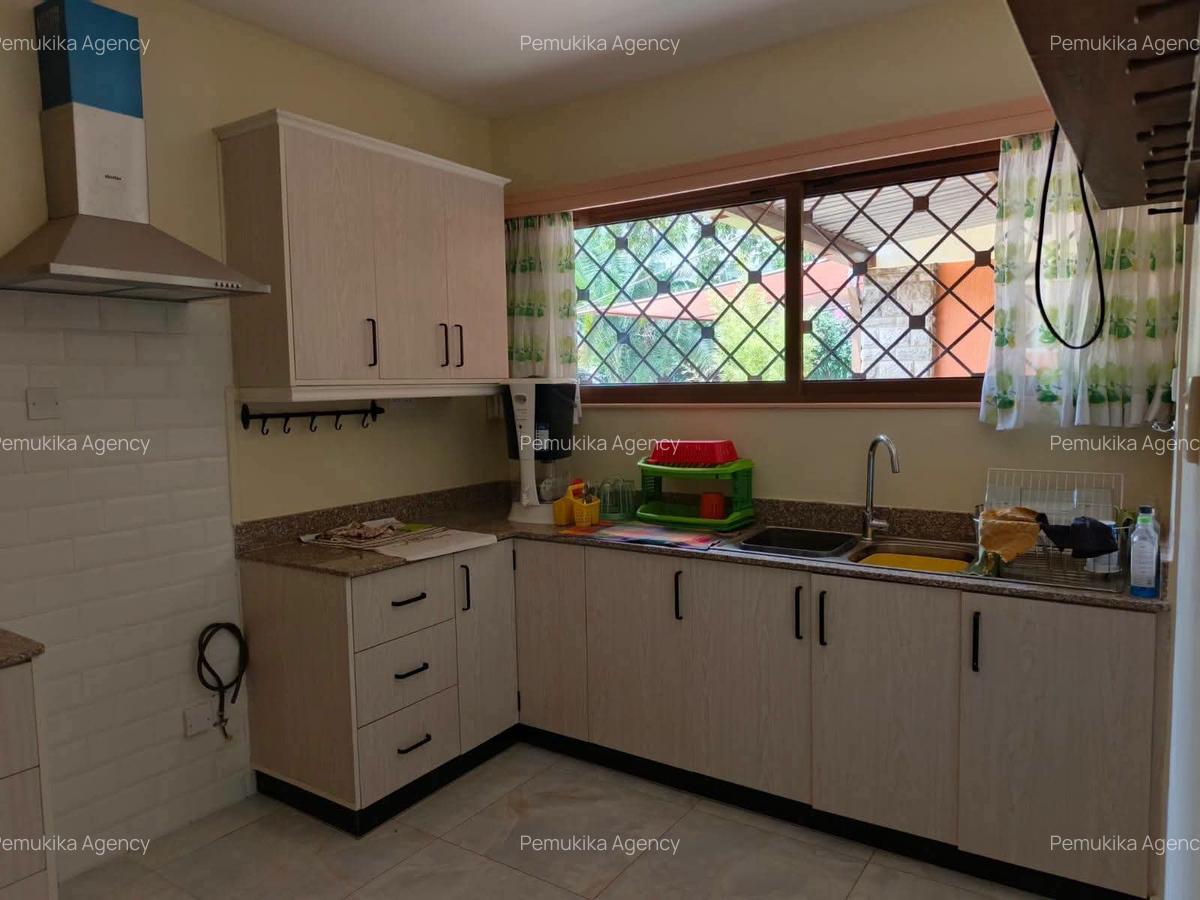 3 Bed House with En Suite in Lavington - 8