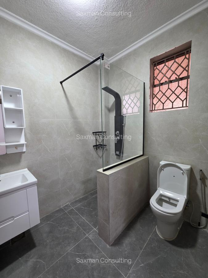 5 Bed House with En Suite in Runda - 12
