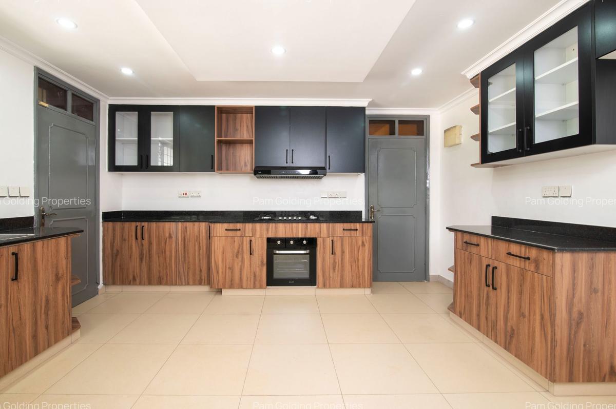5 Bed House at Ridgeways - 6