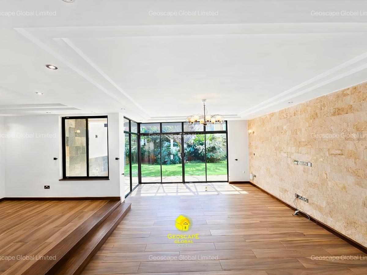 5 Bed House with En Suite in Lavington - 1