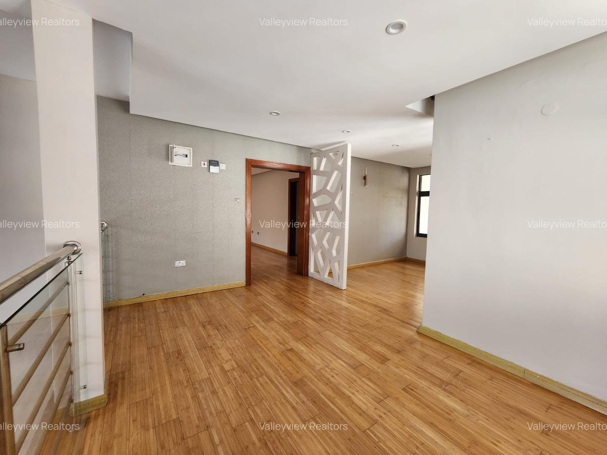 5 Bed Townhouse with En Suite at Lavington - 4