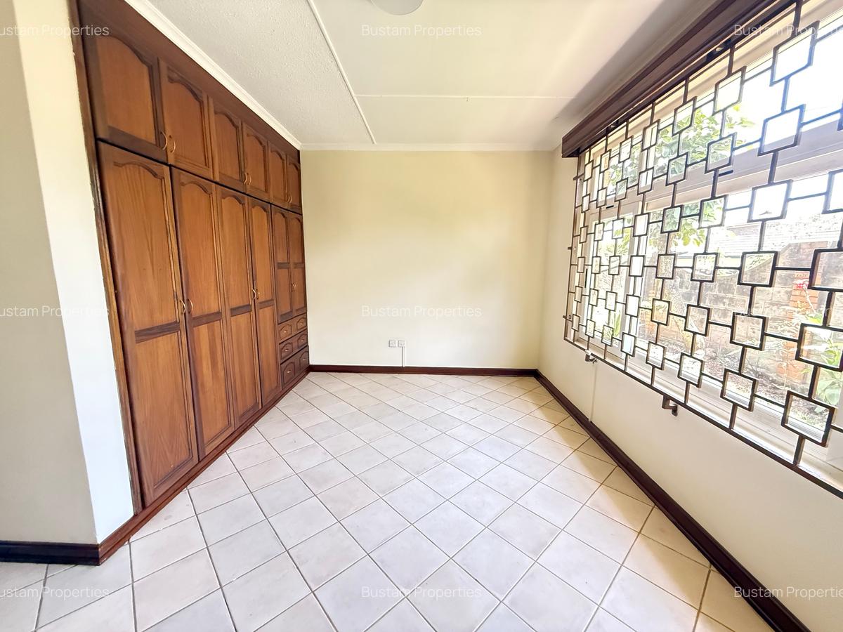 5 Bed Townhouse with En Suite in Lavington - 4