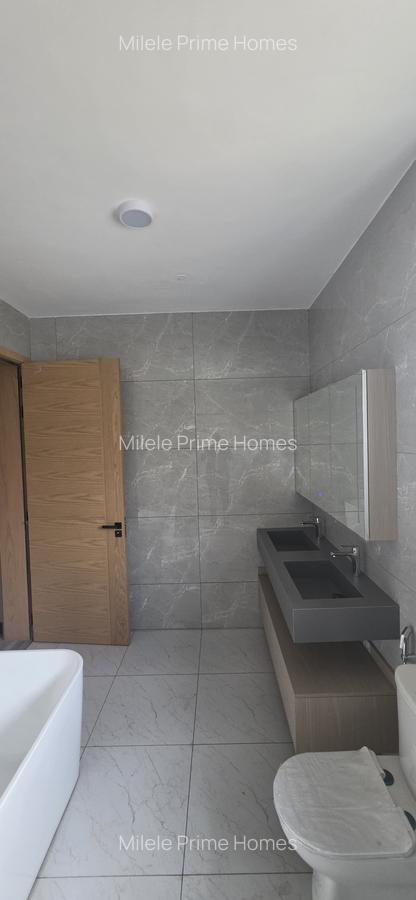 6 Bed Villa with En Suite at Lavington - 13