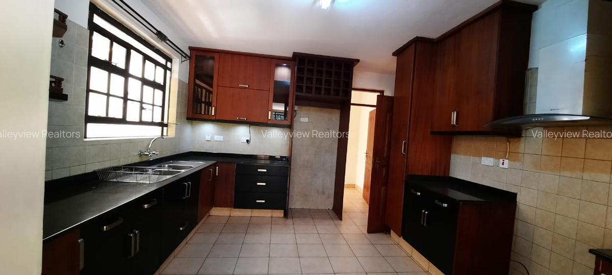 4 Bed Townhouse with En Suite at Lavington - 7
