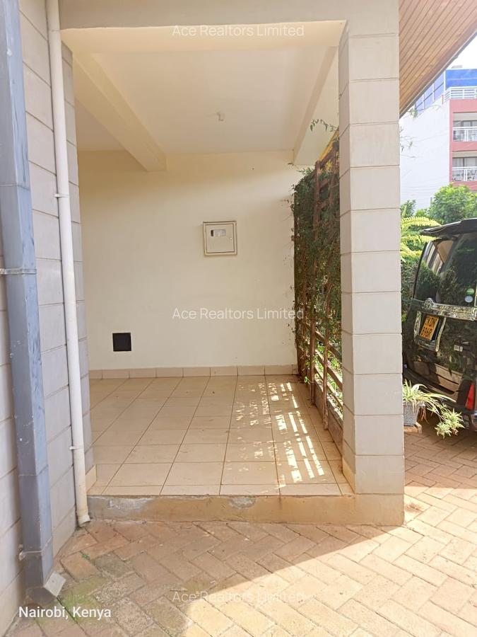 4 Bed Townhouse with En Suite at Near Isk - 18