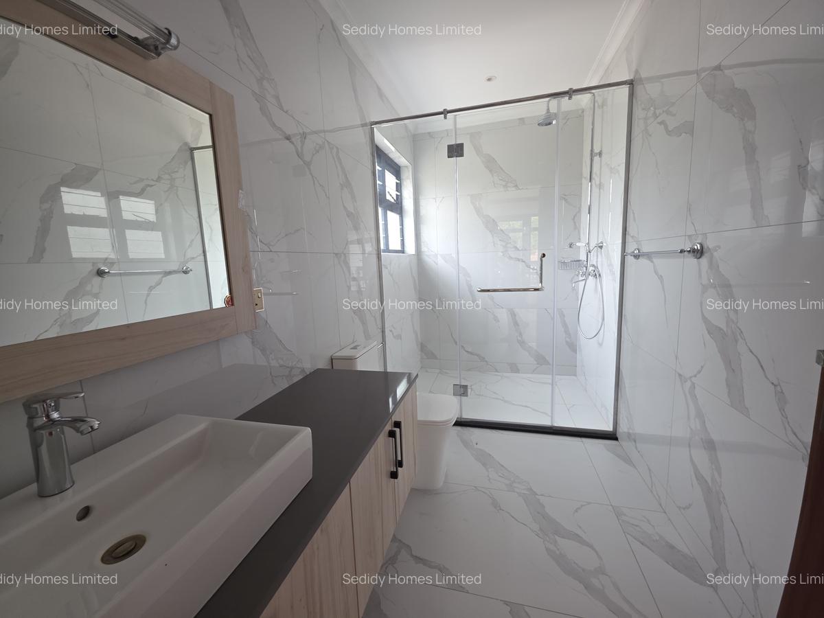 6 Bed House with En Suite in Runda - 10