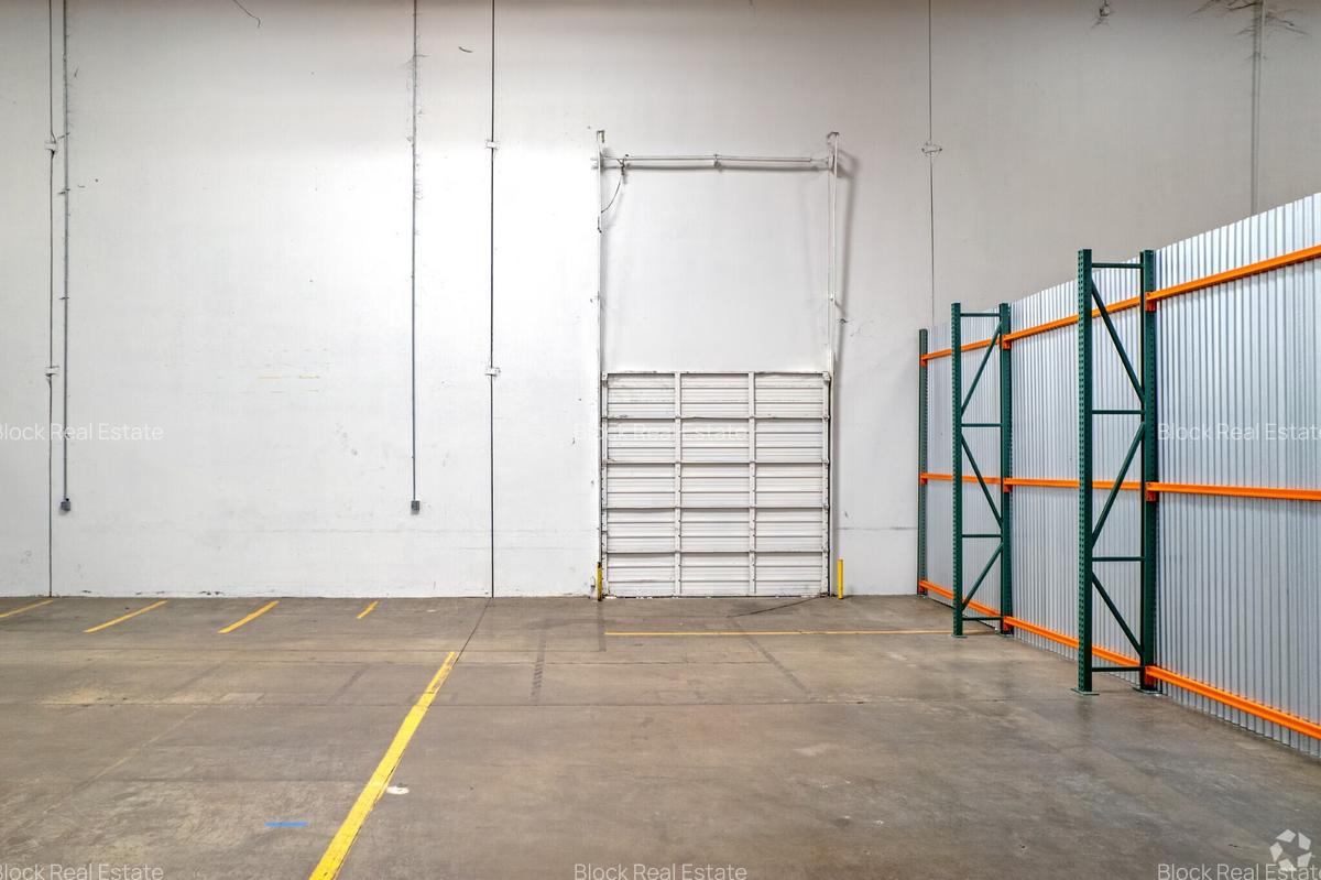 2,500 ft² Warehouse with Service Charge Included in Industrial Area - 1