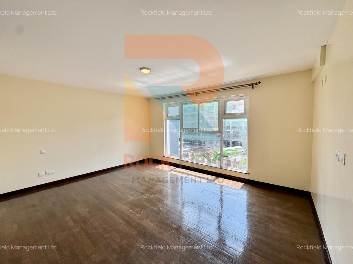 3 Bed Apartment with En Suite in Riverside - 14