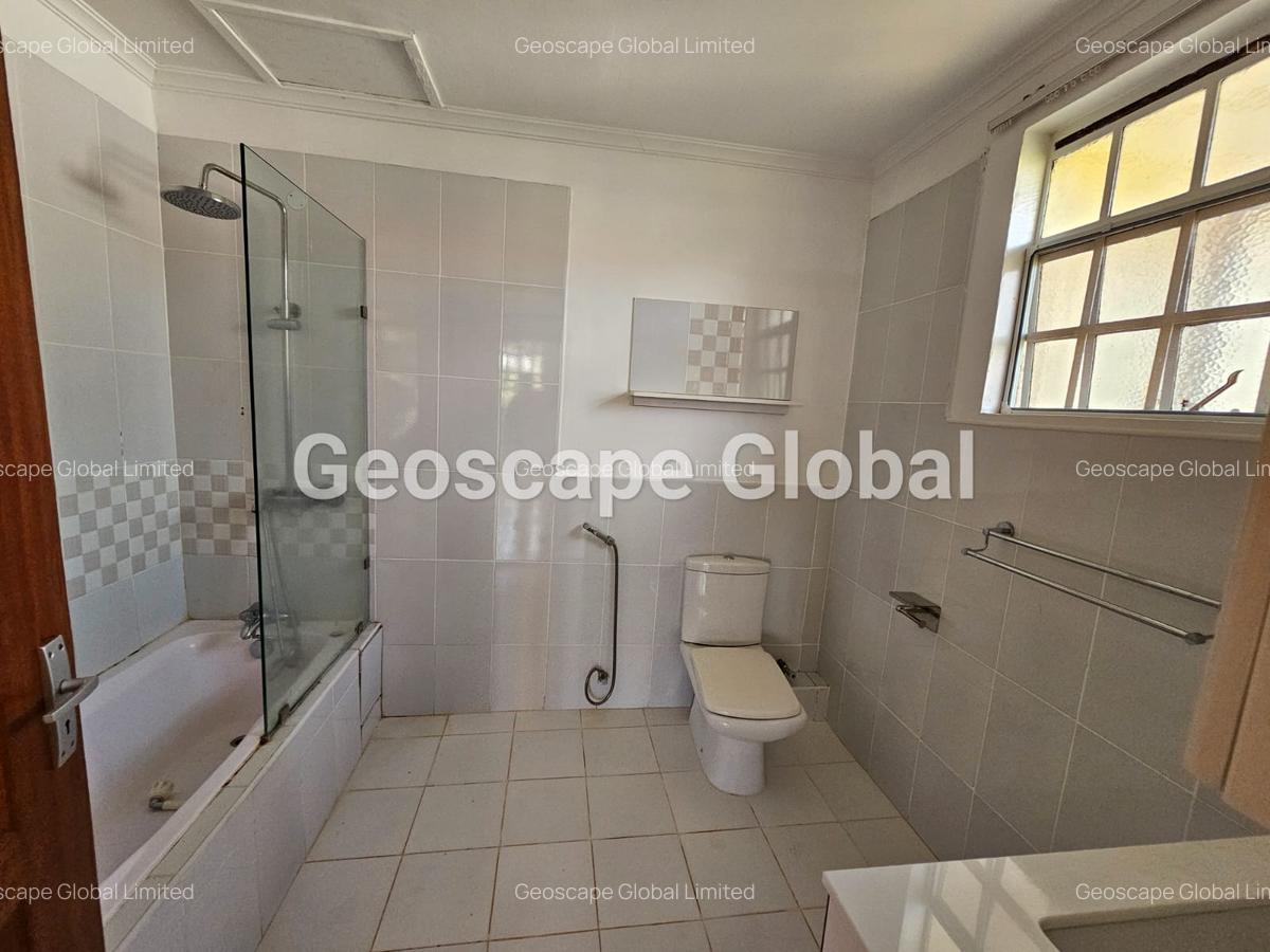 4 Bed House with En Suite in Rosslyn - 4