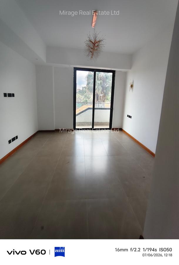3 Bed Apartment with En Suite in Riverside - 13