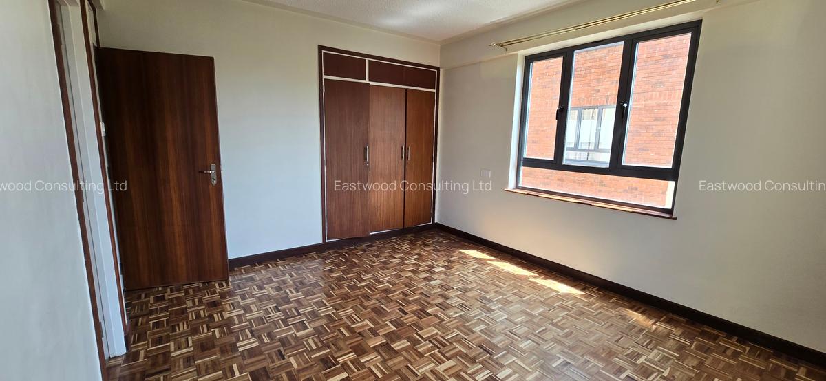 4 Bed Apartment with En Suite in Parklands - 10