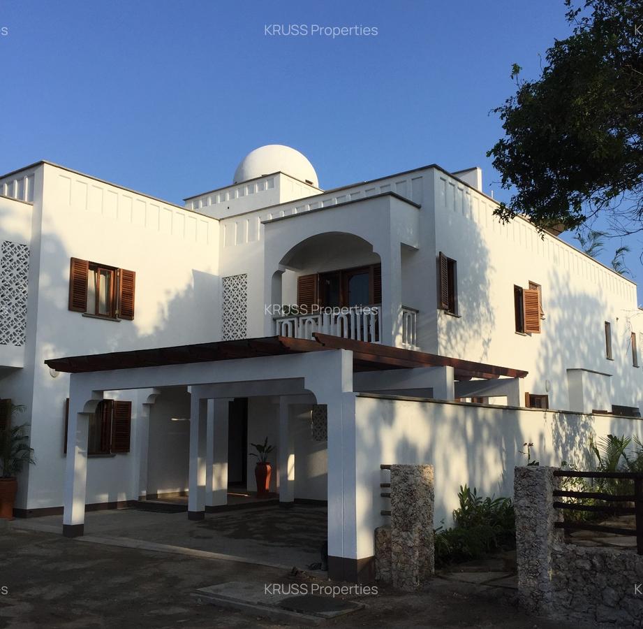 4 Bed Villa with En Suite at Hs2028 - 1