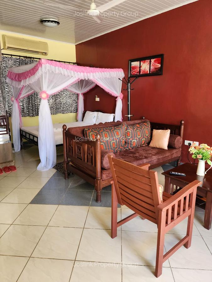 Serviced 10 Bed Apartment with En Suite at Greenwood Drive - 8