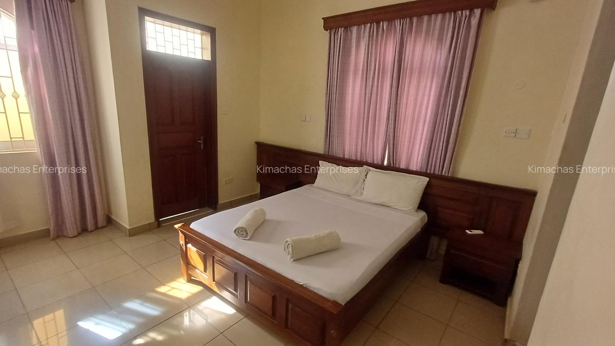 Serviced 2 Bed Apartment with En Suite at Links Road - 4