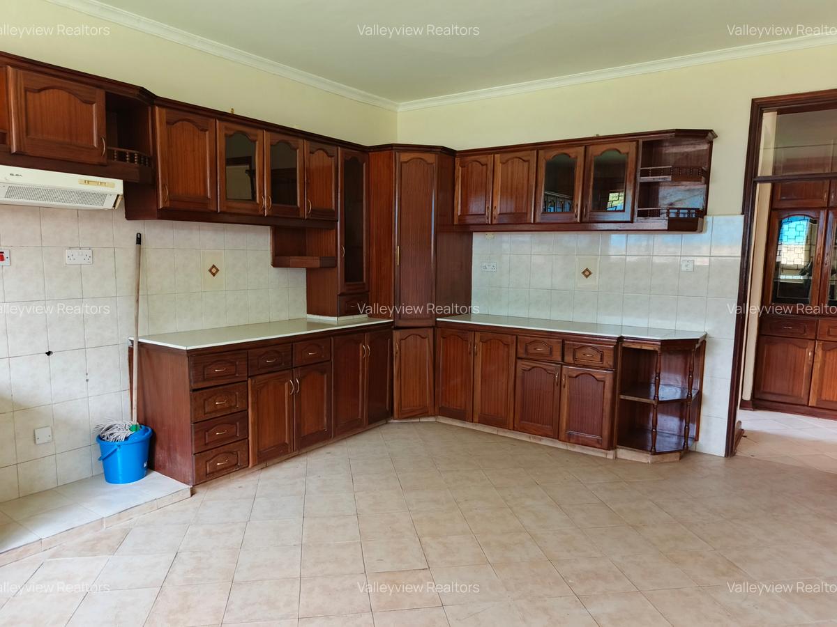 4 Bed Townhouse with En Suite at Lavington - 12