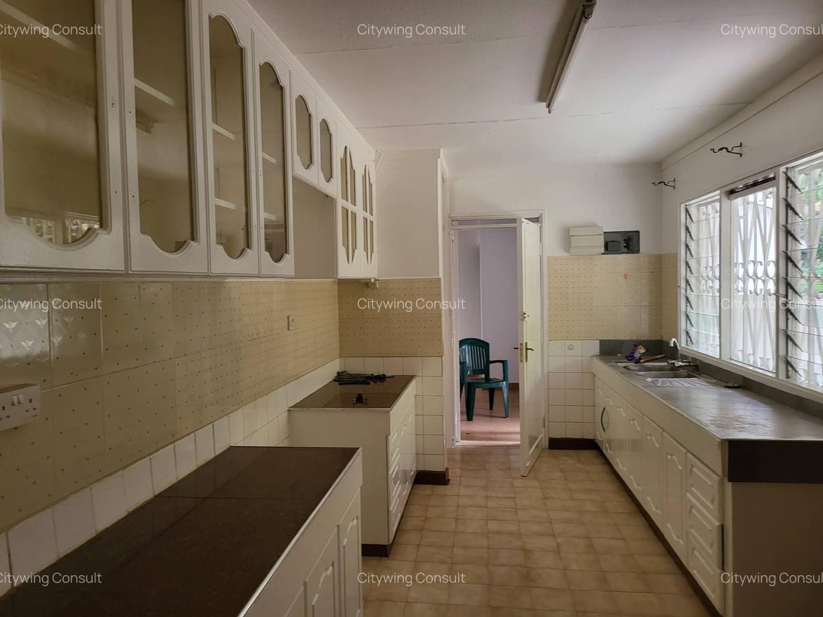 4 Bed House with En Suite at Crescent Road - 16