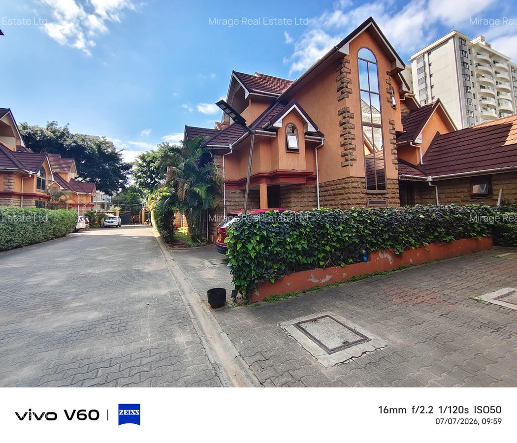 5 Bed Villa with En Suite in Lavington - 1