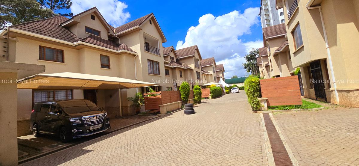 5 Bed Townhouse with En Suite at Lavington Green - 3