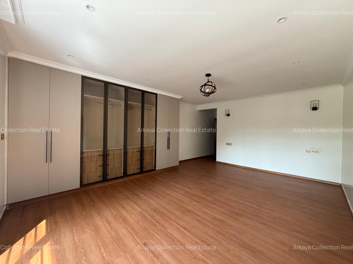 5 Bed House with En Suite in Runda - 9