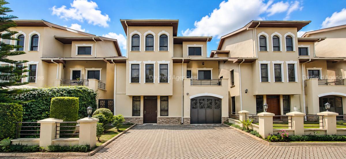 5 Bed House with En Suite in Lavington - 1