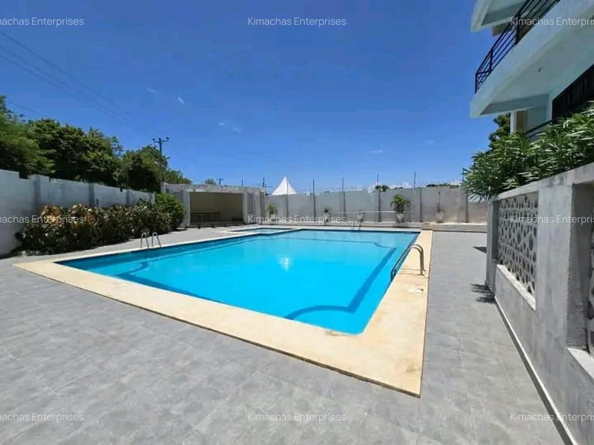 3 Bed Apartment with En Suite at Greenwood Dr - 3