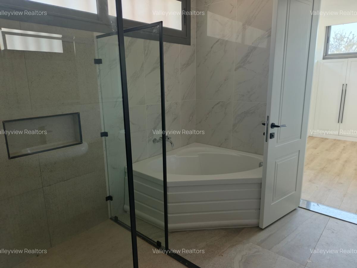 5 Bed Townhouse with En Suite at Lavington - 20