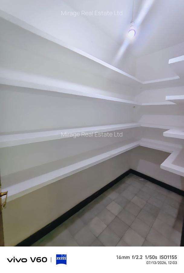 6 Bed House with En Suite in Nyari - 16